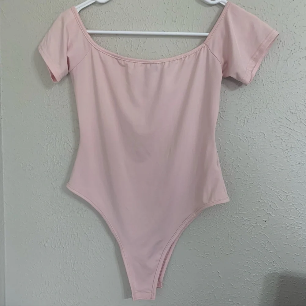 ❇️3/$30❇️ EUC Light Pink Off Shoulder Short Sleeve Stretchy Bodycon Bodysuit Top - Picture 5 of 8